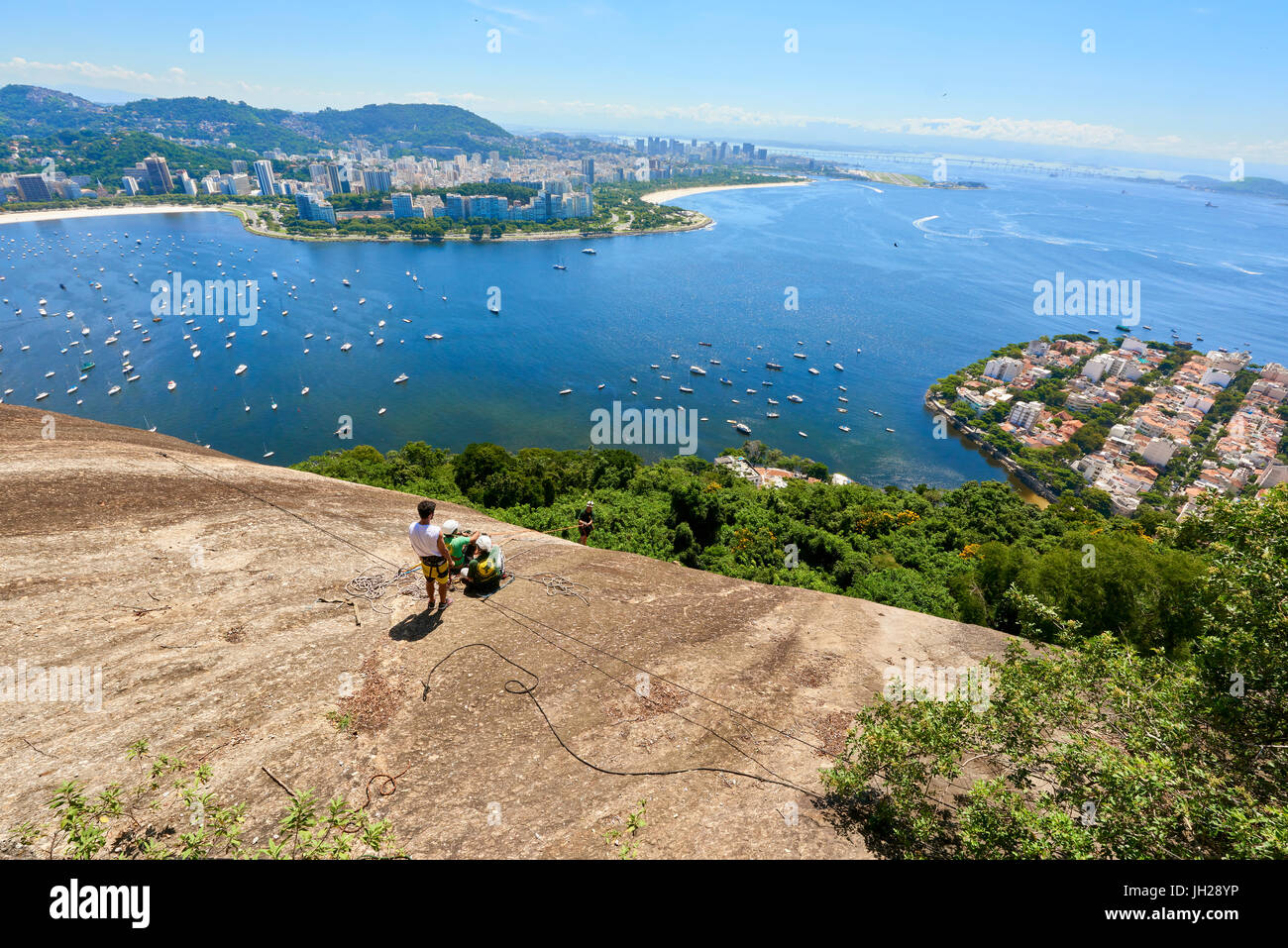 Abseilenden in Morro da Urca in Rio De Janeiro mit Panoramablick in den Hintergrund, Rio De Janeiro, Brasilien, Südamerika Stockfoto