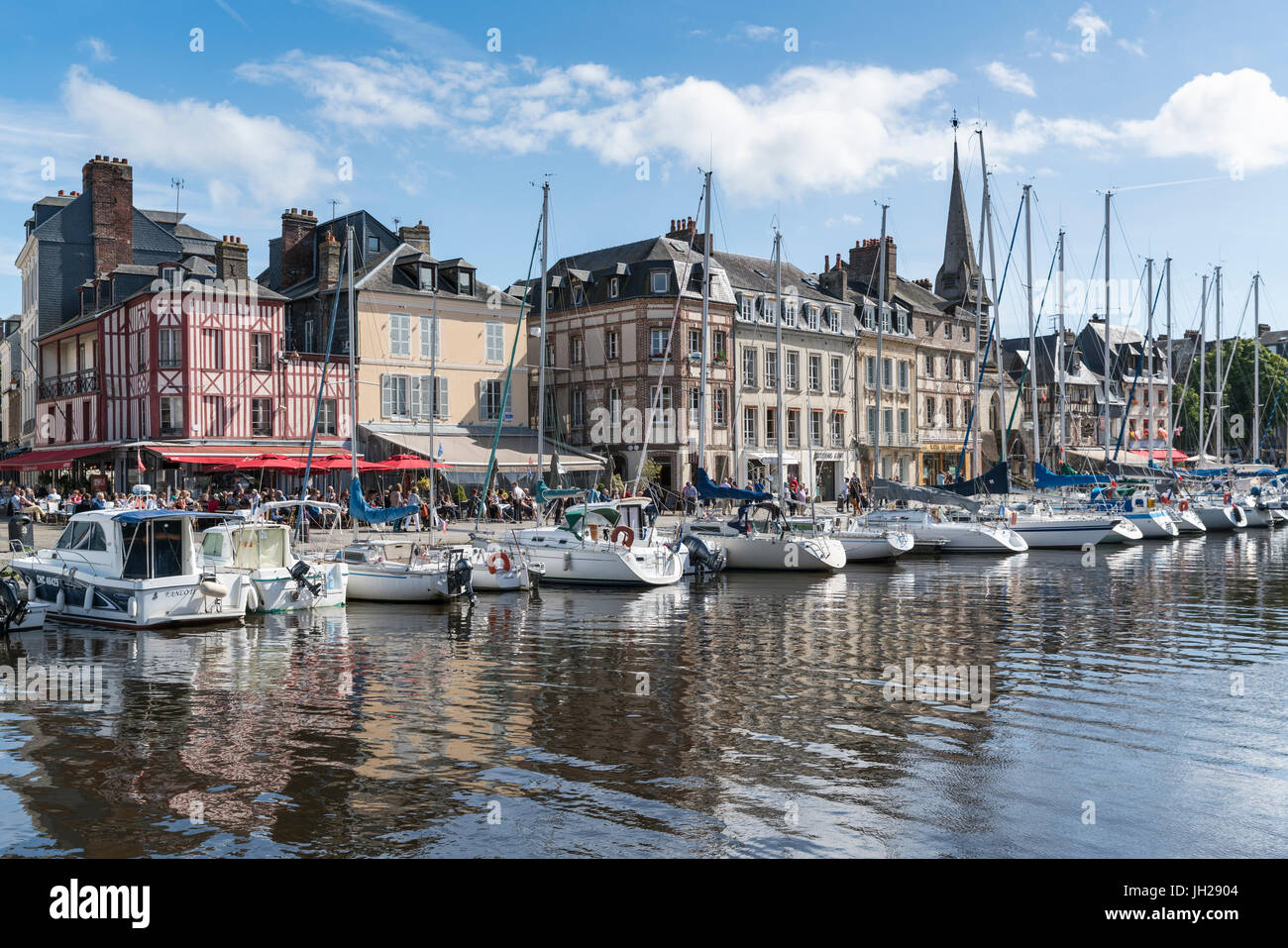 Boote im Hafen von Honfleur, Normandie, Frankreich, Europa Stockfoto