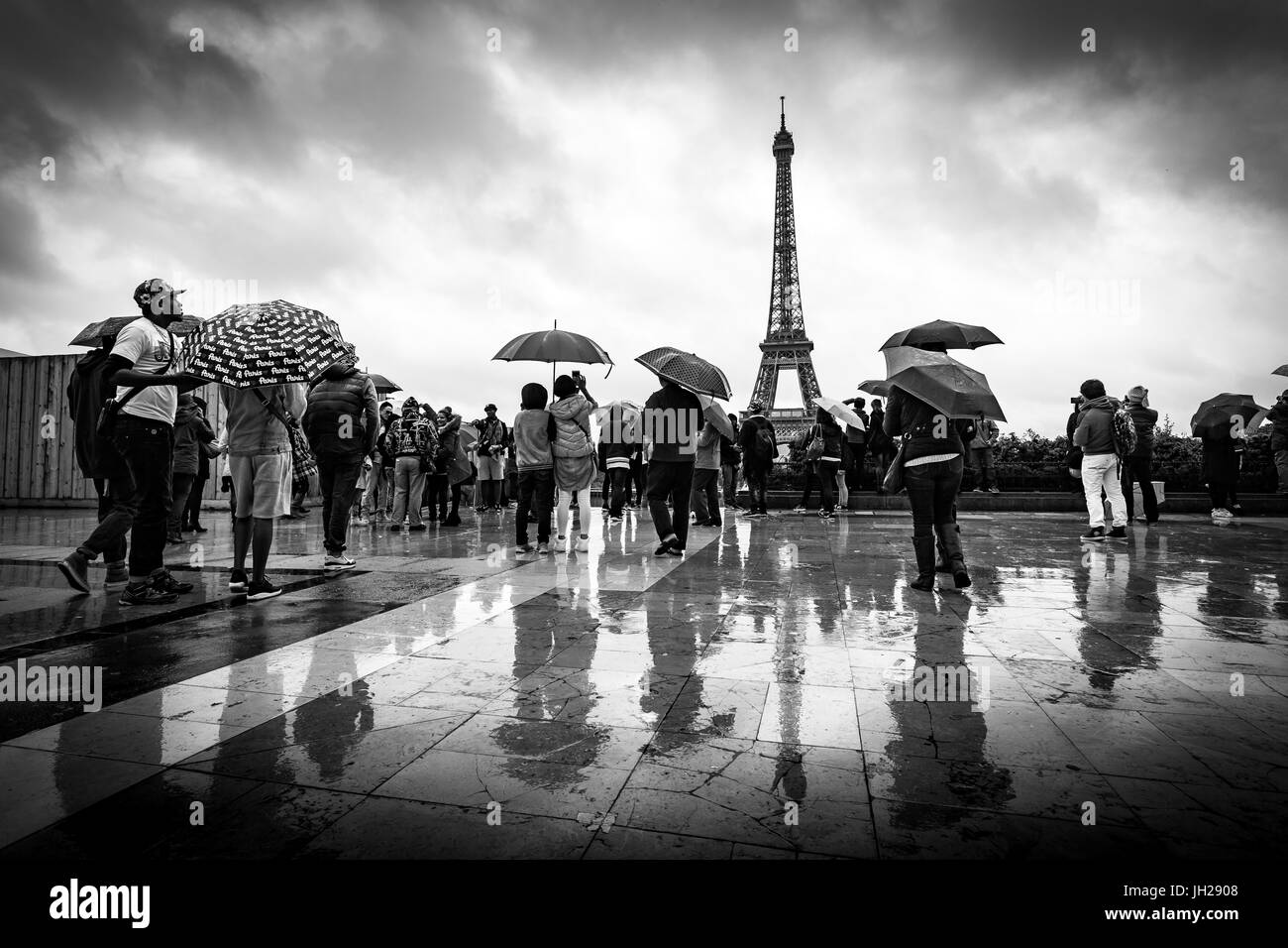 Reflexionen von Touristen im Regen auf das Palais De Chaillot, Blick auf den Eiffelturm, Paris, Frankreich, Europa Stockfoto