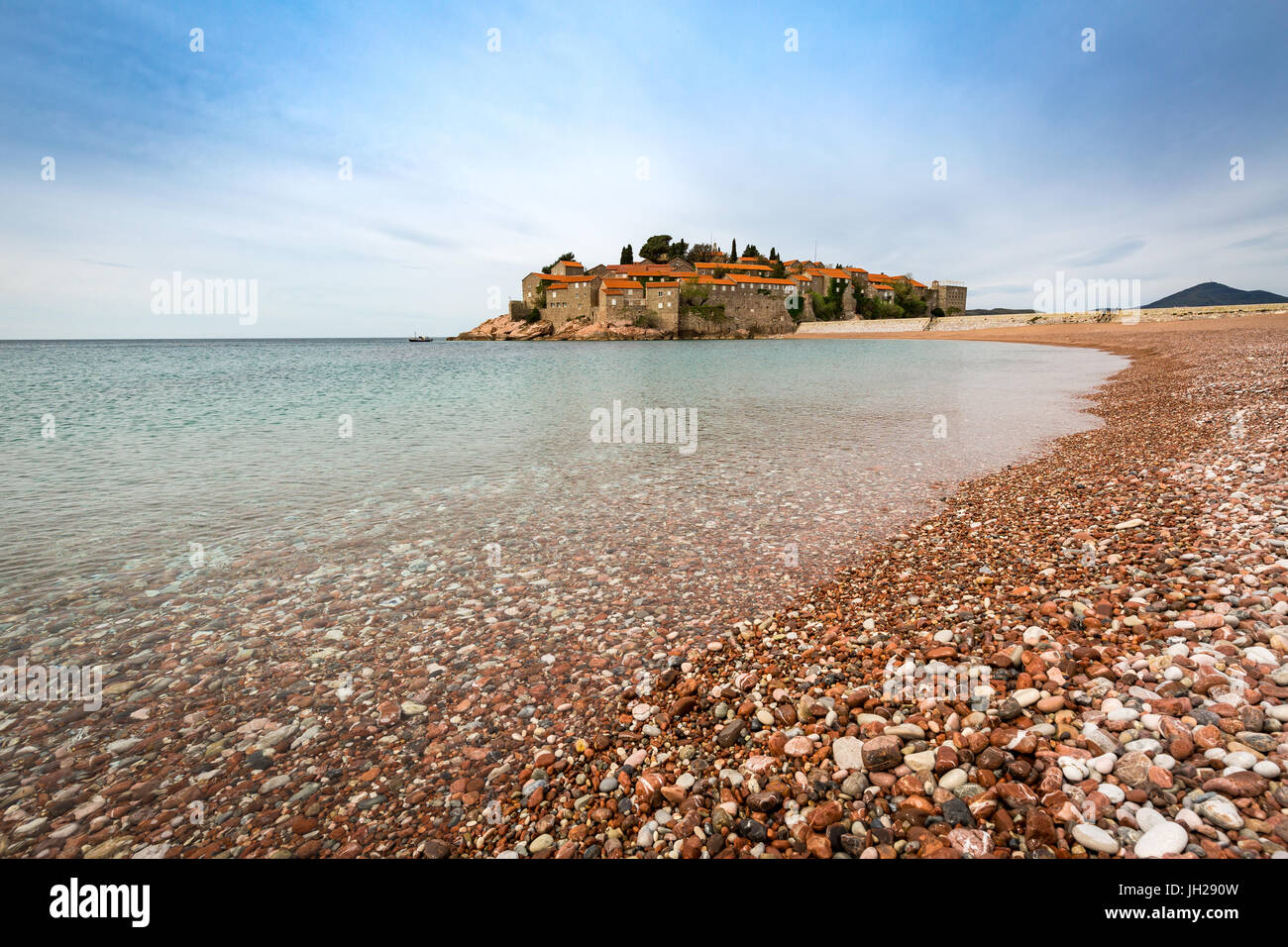 Das 5-Sterne-Hotelresort Aman Sveti Stefan errichtet auf einer kleinen Insel an der adriatischen Küste, 6 km von Budva, Montenegro, Europa Stockfoto
