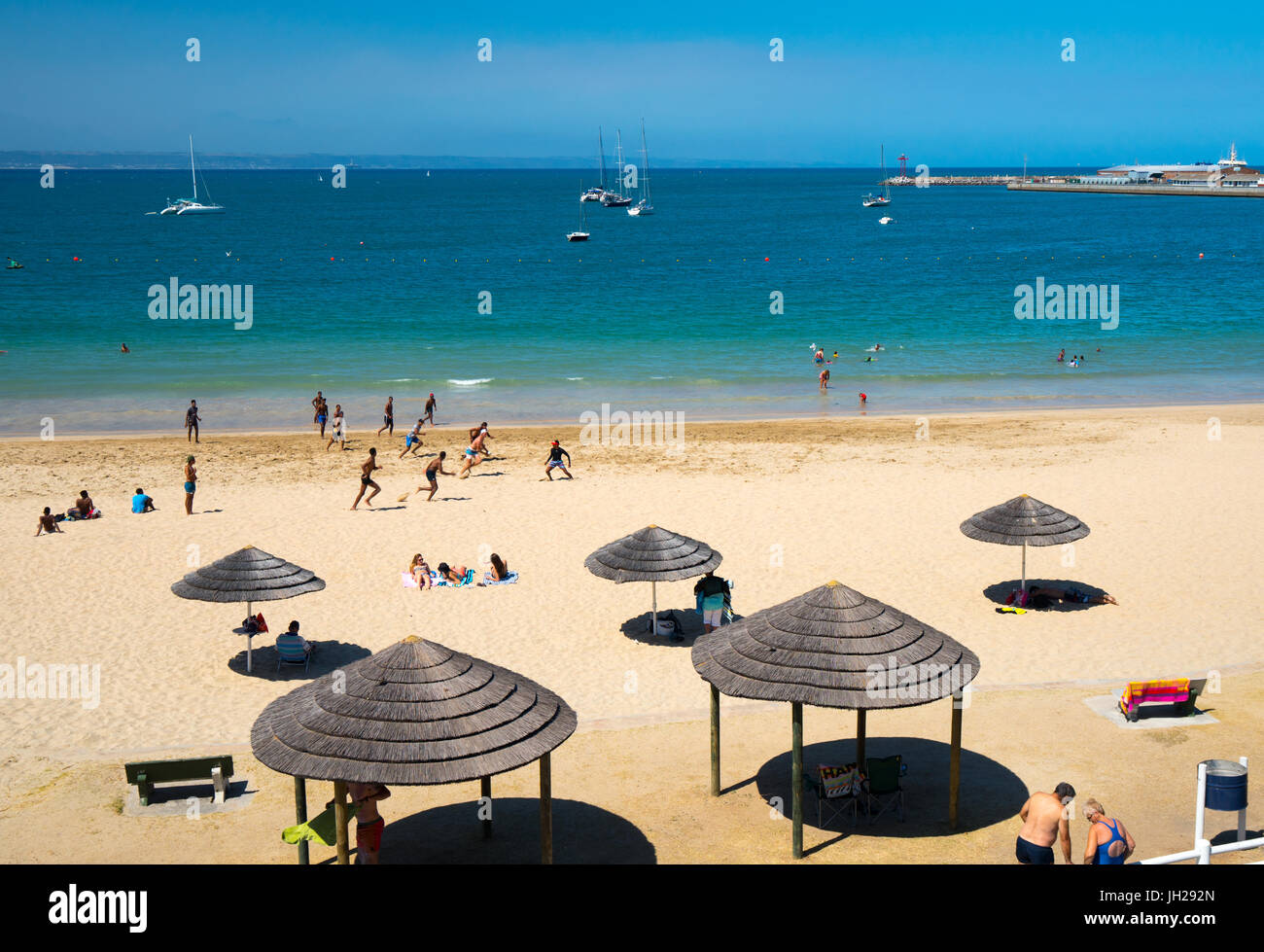 Einheimischen spielen Rugby auf dem Strand, Mossel Bay, Western Cape, Südafrika, Afrika Stockfoto