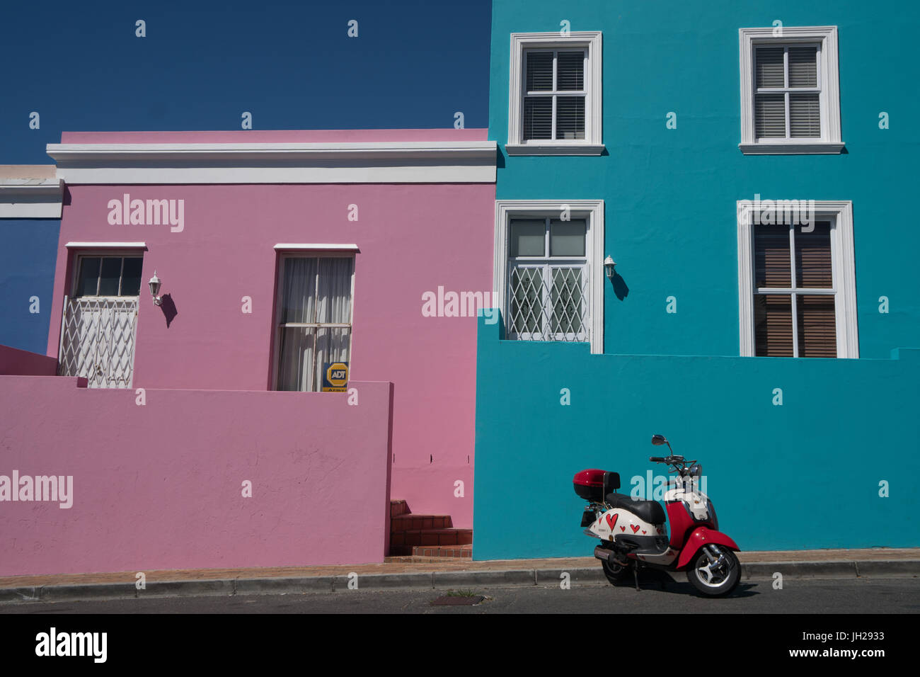 Hell Häusern mit lackierten Roller vor, Waal Street in Bo-Kaap, das malaysische und muslimischen Gebiet, Kapstadt Stockfoto