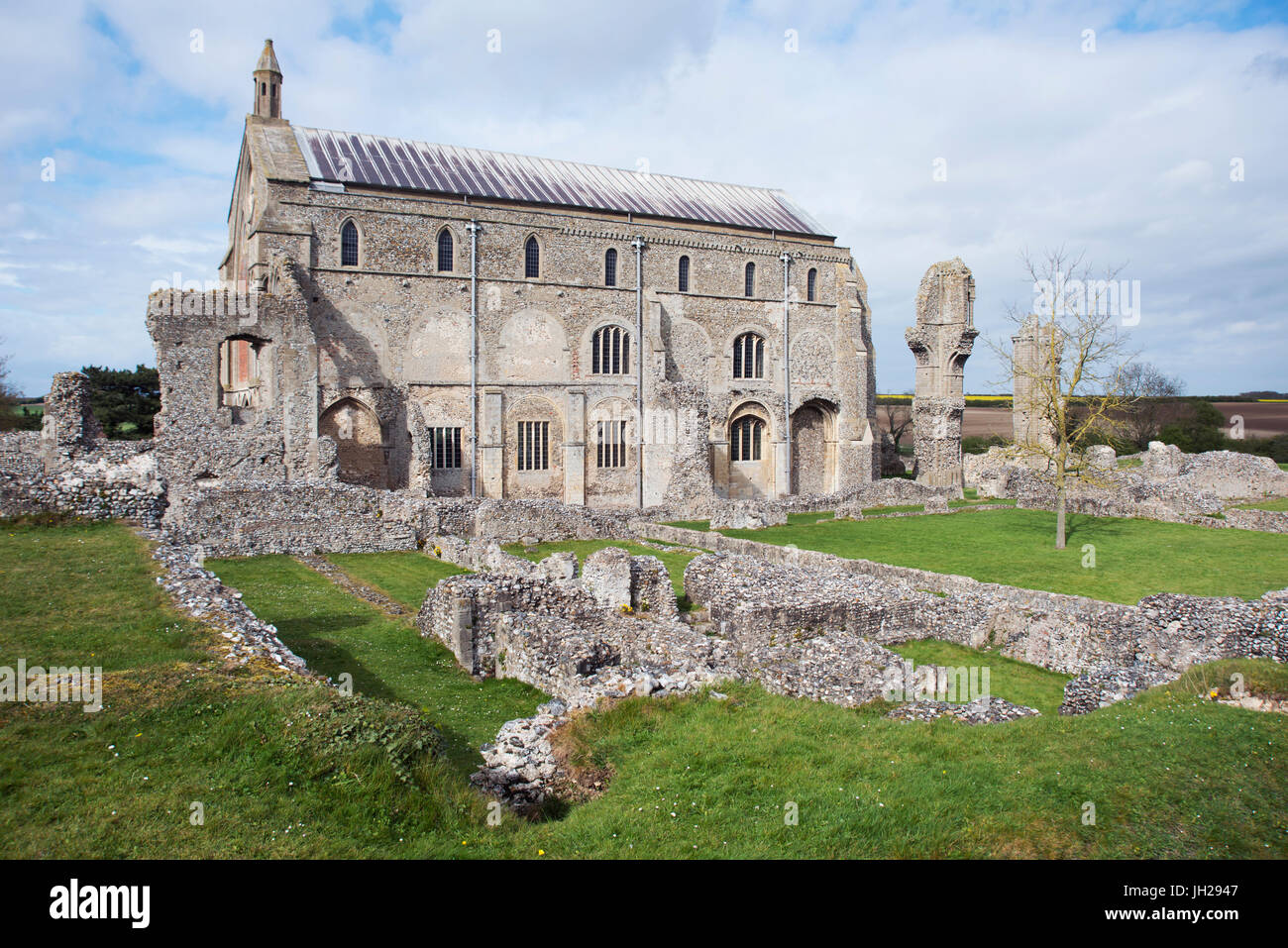 Das Gelände der ruiniert Priory von Binham Benediktinerabtei, mit der bestehenden Kirche hinter North Norfolk, England, UK Stockfoto
