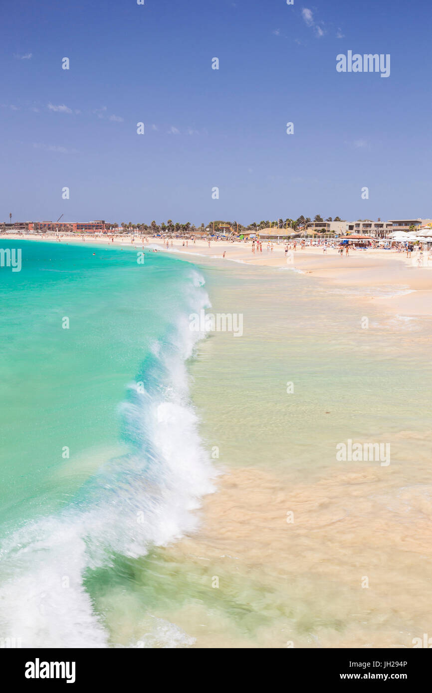 Wellen brechen sich am Strand in Santa Maria, Praia de Santa Maria, Baia de Santa Maria, Insel Sal, Kap Verde, Atlantik Stockfoto