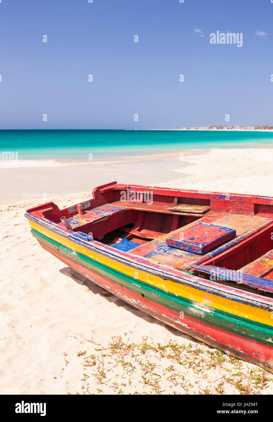 Bunten traditionellen lokalen Fischerboot am Strand von Praia da Santa Maria, Santa Maria, Insel Sal, Kap Verde, Atlantik Stockfoto