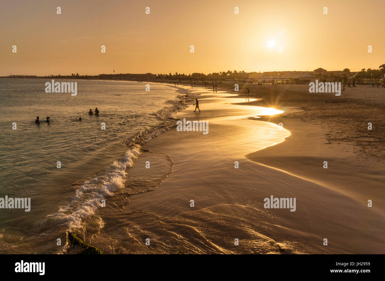 Sonnenuntergang am Strand von Praia de Santa Maria, Santa Maria Baia de Santa Maria, Insel Sal, Kap Verde, Atlantik, Afrika Stockfoto