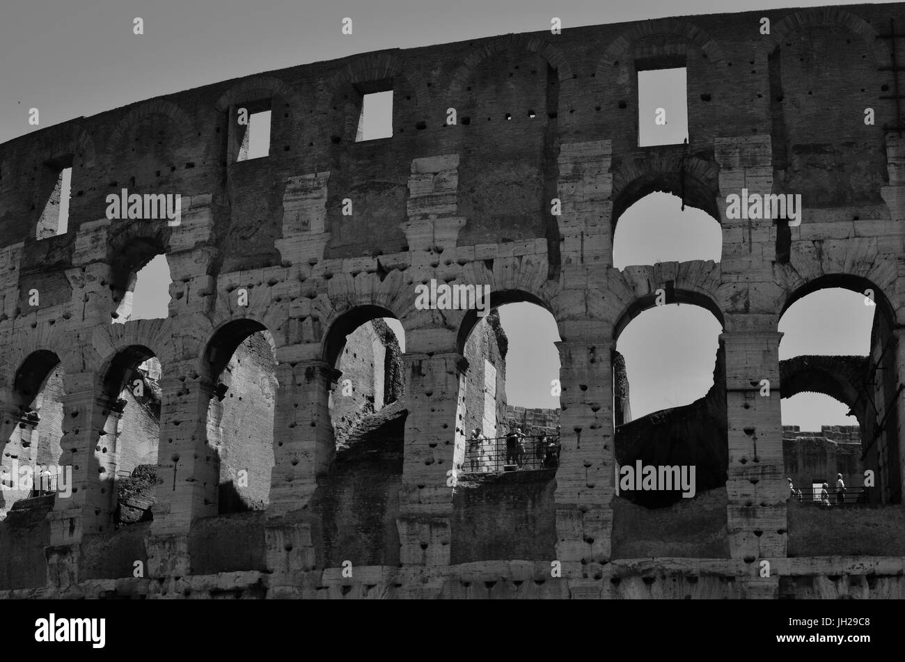 Teilweise mit Blick auf das Kolosseum. Es ist eine ovale Amphitheater in der Stadt Rom, Italien. Es ist aus Beton und Sand gebaut und ist das größte Amphitheater. Stockfoto