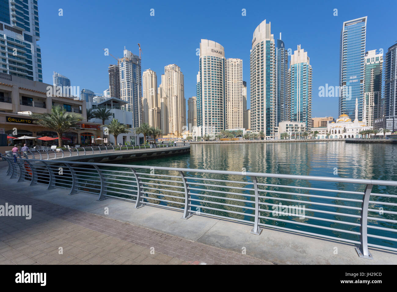 Blick auf hohe Gebäude in Dubai Marina, Dubai, Vereinigte Arabische Emirate, Naher Osten Stockfoto