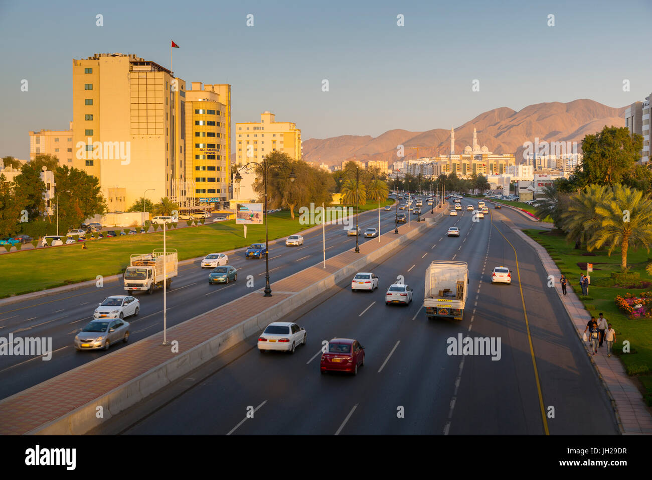 Mohammed Al Ameen Mosque und Verkehr auf Sultan Qaboos Street, Muscat, Oman, Naher Osten Stockfoto
