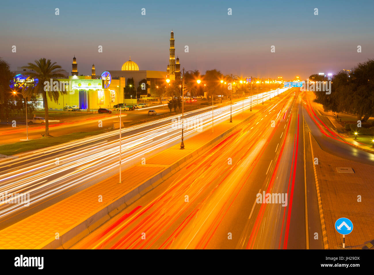 Sultan Qaboos Grand Mosque und Verkehr auf Sultan Qaboos Street bei Sonnenuntergang, Muscat, Oman, Middle East Stockfoto