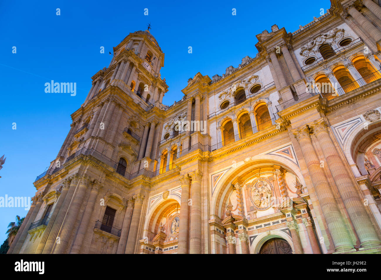 Blick auf Kathedrale an der Plaza del Obispo bei Dämmerung, Malaga, Costa Del Sol, Andalusien, Spanien, Europa Stockfoto