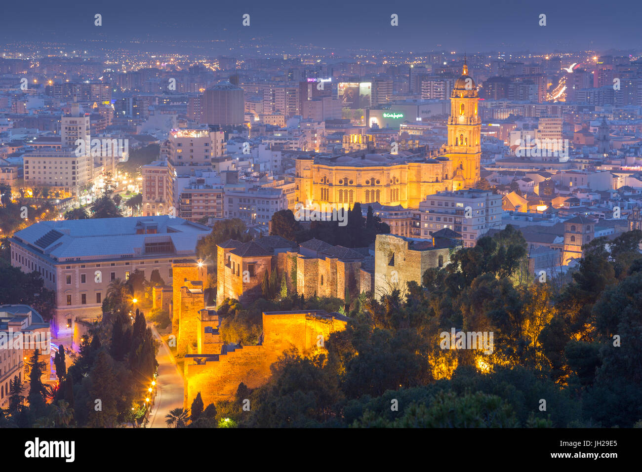 Blick auf die Kathedrale von Malaga aus der maurischen Burg Festung am Berg Gibralfaro, Malaga, Costa Del Sol, Andalusien, Spanien, Europa Stockfoto