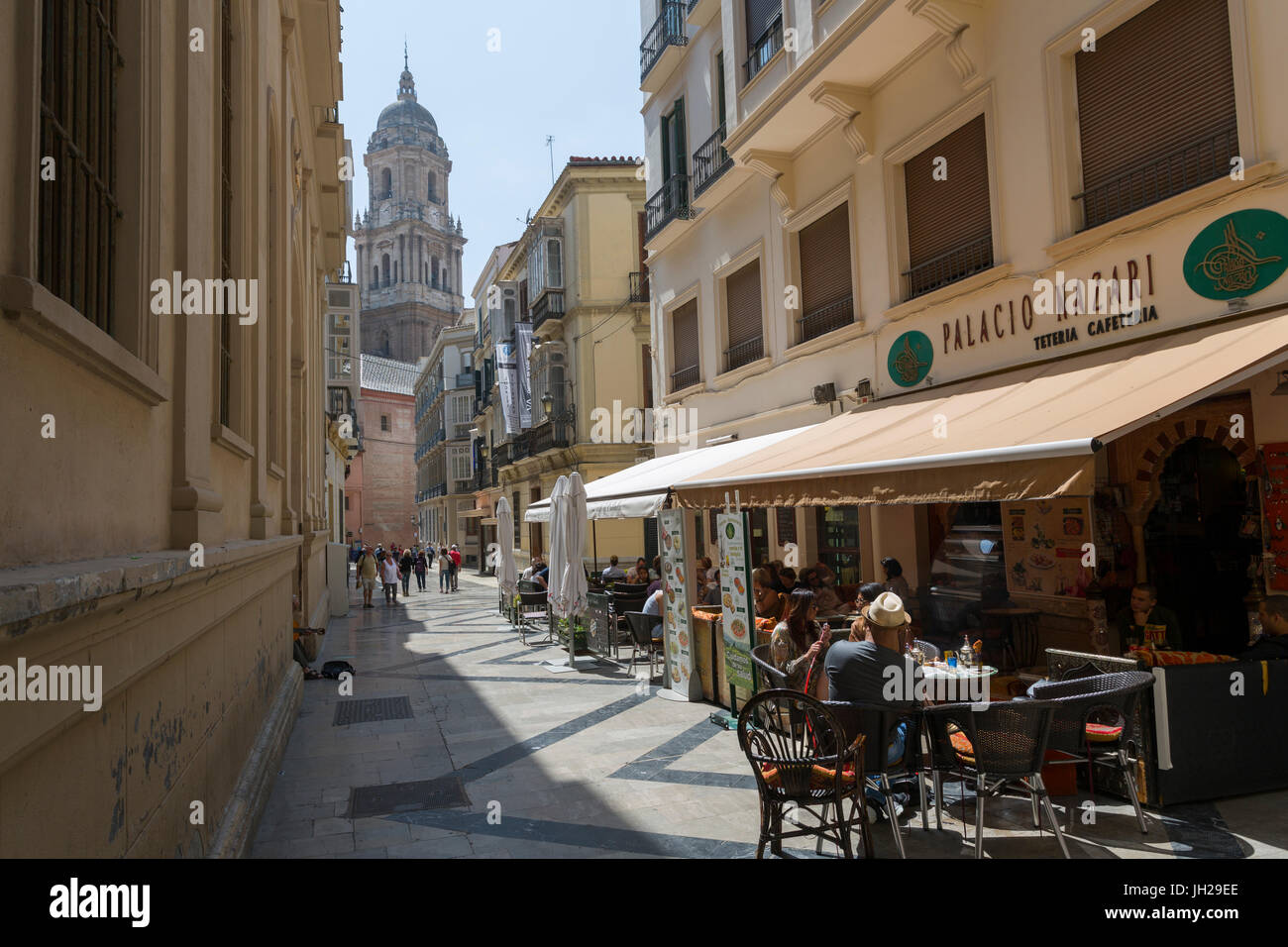 Kathedrale von Malaga und Café in der engen Gassen, Malaga, Costa Del Sol, Andalusien, Spanien, Europa Stockfoto
