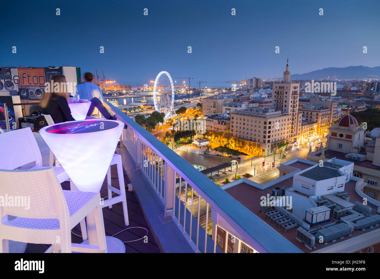 Erhöhten Blick auf Malaga Yachthafen und Altstadt bei Dämmerung, Malaga, Costa Del Sol, Andalusien, Spanien, Europa Stockfoto