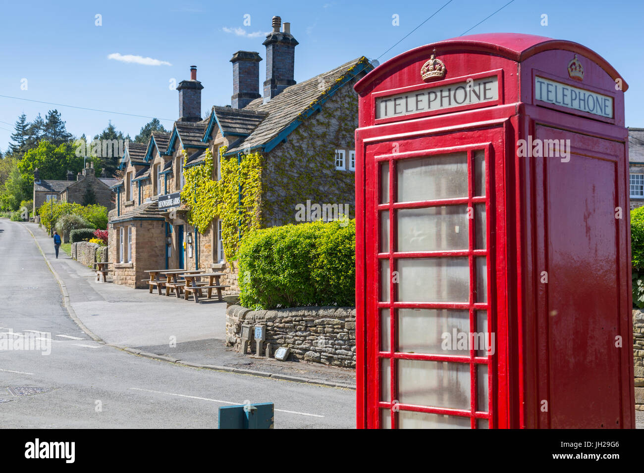 Rote Telefonzelle in Beeley Dorf im Frühling, Derbyshire Dales, Derbyshire, England, Vereinigtes Königreich, Europa Stockfoto