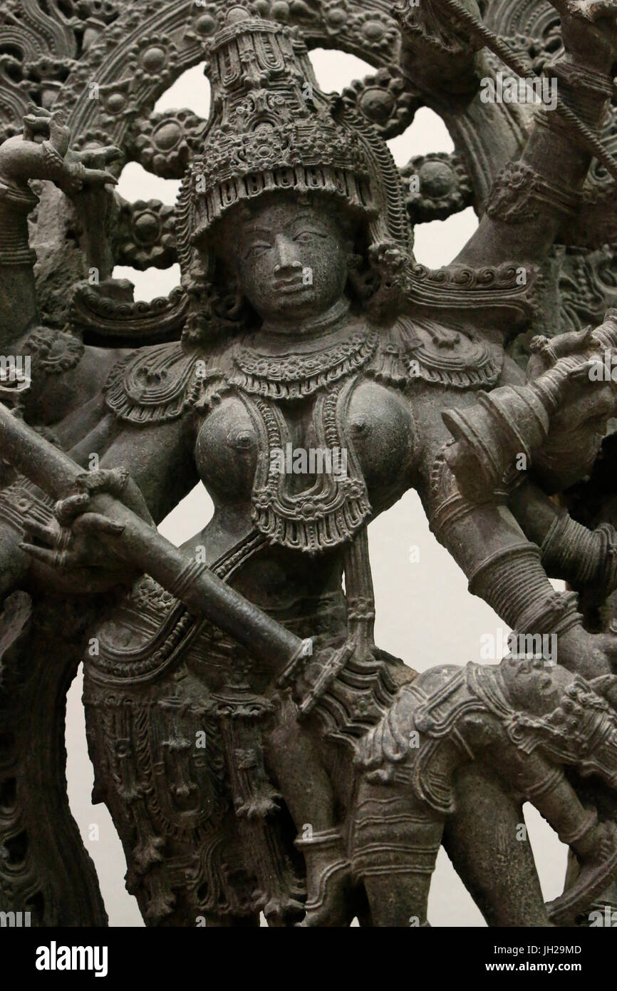 Das Victoria and Albert Museum. Durga als Mahisasuramardini. Ca. 1240-60. Hoysala-Zeit. Modernisierter Impured Kalkstein. Südwest-Indien (Karnataka Stockfoto
