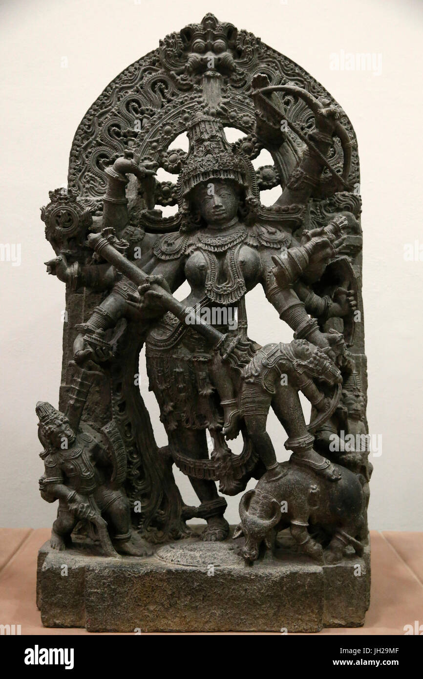 Das Victoria and Albert Museum. Durga als Mahisasuramardini. Ca. 1240-60. Hoysala-Zeit. Modernisierter Impured Kalkstein. Südwest-Indien (Karnataka Stockfoto
