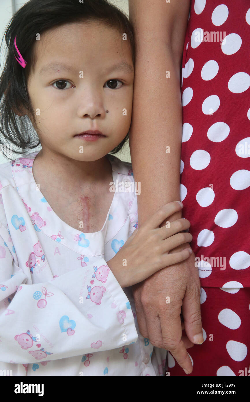 Herz-Institut bieten qualitativ hochwertige Betreuung vietnamesischen Patienten mit Herzkrankheiten. Mädchen mit Mutter.  Ho-Chi-Minh-Stadt. Vietnam. Stockfoto