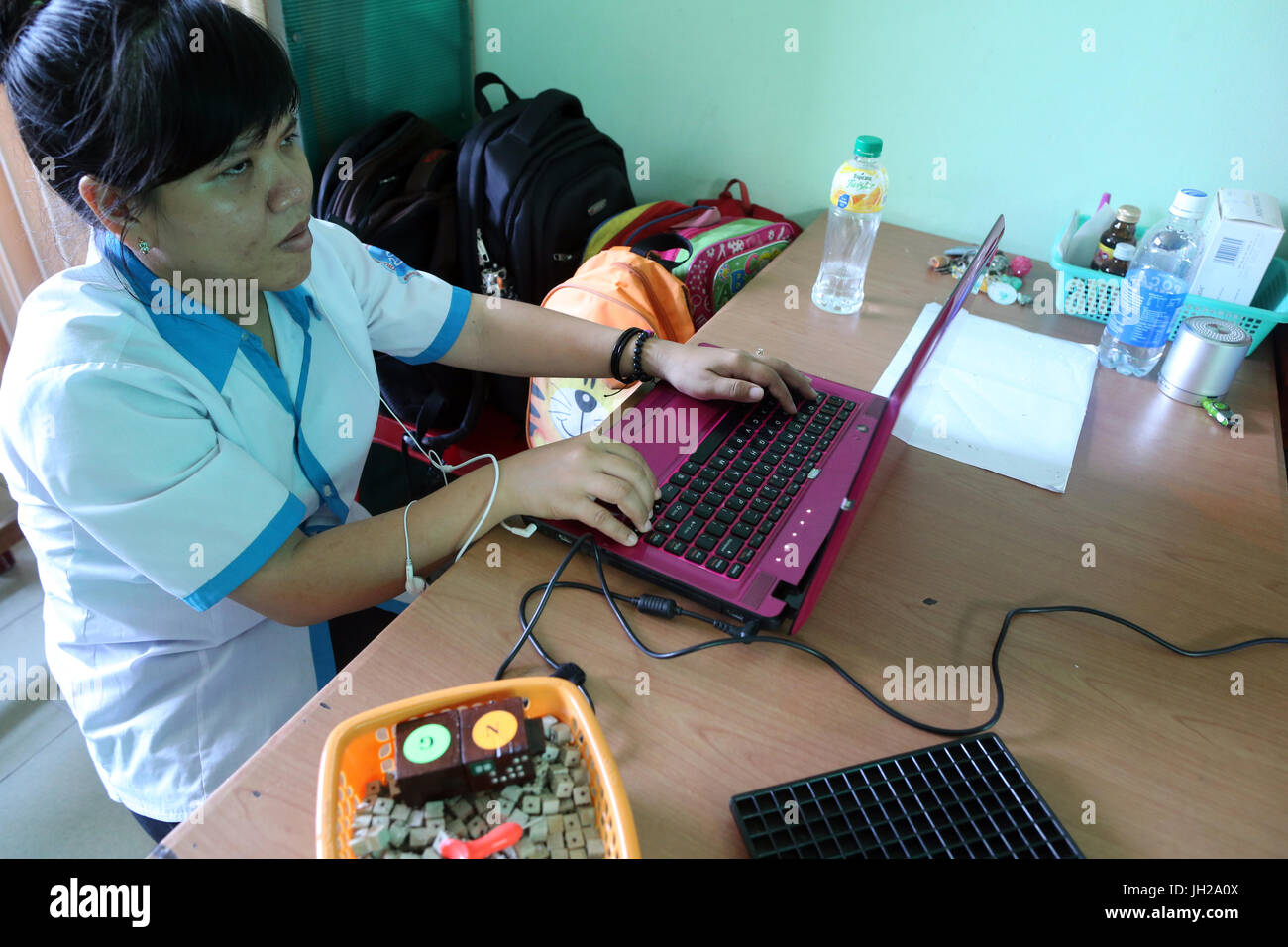 Vietnam.  Zentrum für blinde Kinder. Mädchen mit Hilfe eines Computers. Stockfoto