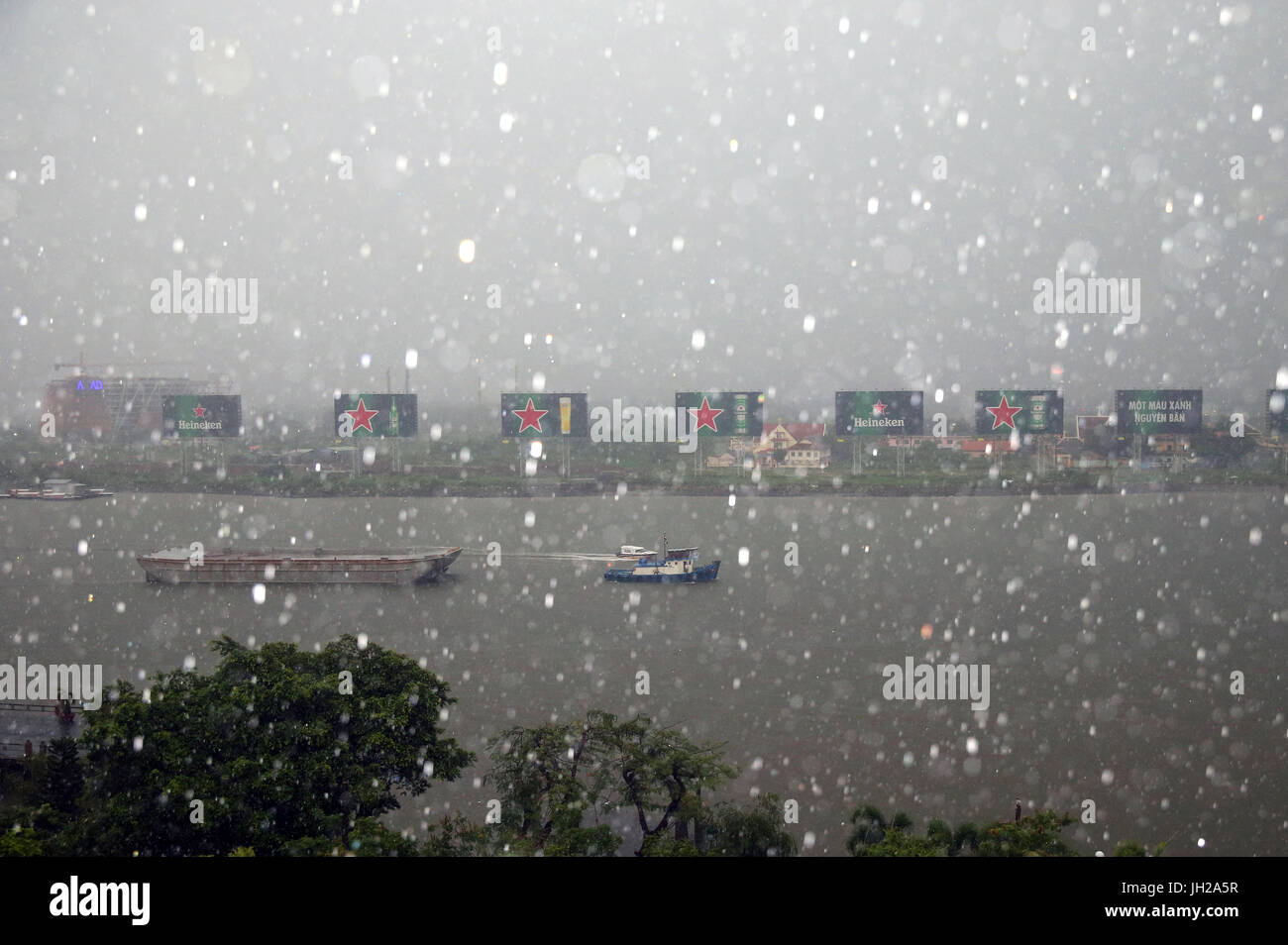 Vietnam, Ho-Chi-Minh-Stadt, Schiff am Saigon River bei starkem Monsun-Regen.  Ho-Chi-Minh-Stadt. Vietnam. Stockfoto