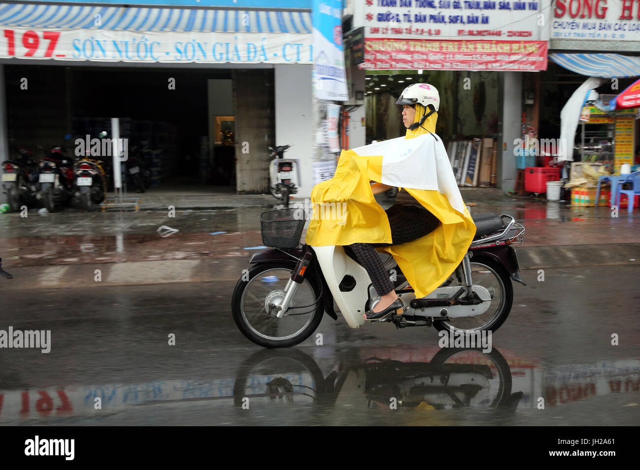 Vietnam, Ho-Chi-Minh-Stadt. Schweren Monsunregen.  Motorroller auf Saigon Street.  Ho-Chi-Minh-Stadt. Vietnam. Stockfoto