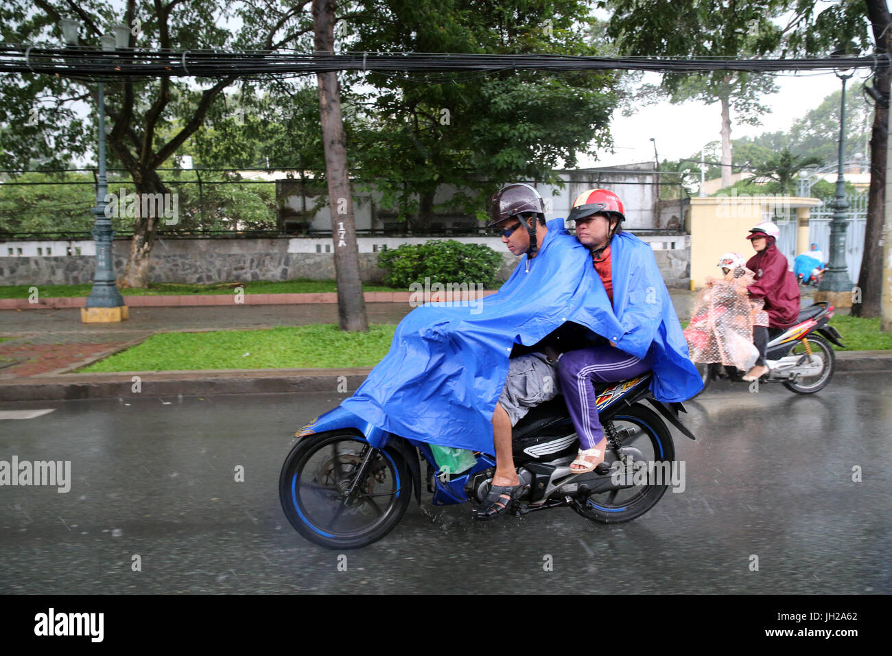 Vietnam, Ho-Chi-Minh-Stadt. Schweren Monsunregen.  Motorroller auf Saigon Street.  Ho-Chi-Minh-Stadt. Vietnam. Stockfoto