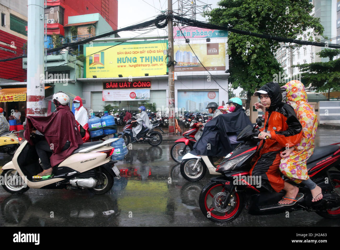 Vietnam, Ho-Chi-Minh-Stadt. Schweren Monsunregen.  Motorroller auf Saigon Street.  Ho-Chi-Minh-Stadt. Vietnam. Stockfoto