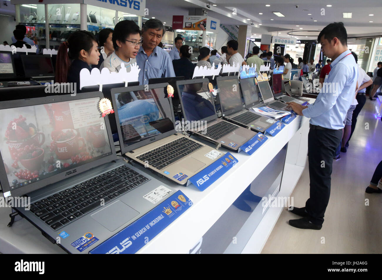Elektronik-Geschäft. Notebooks. Ho-Chi-Minh-Stadt. Vietnam. Stockfoto