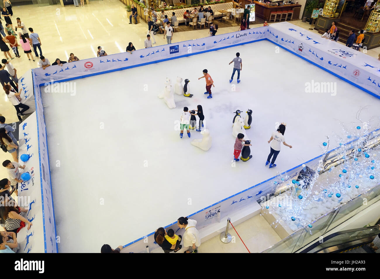 Ho-Chi-Minh-Stadt. Bezirk 1. Shopping-Mall. Innen Eis-Eisbahn.  Vietnam. Stockfoto