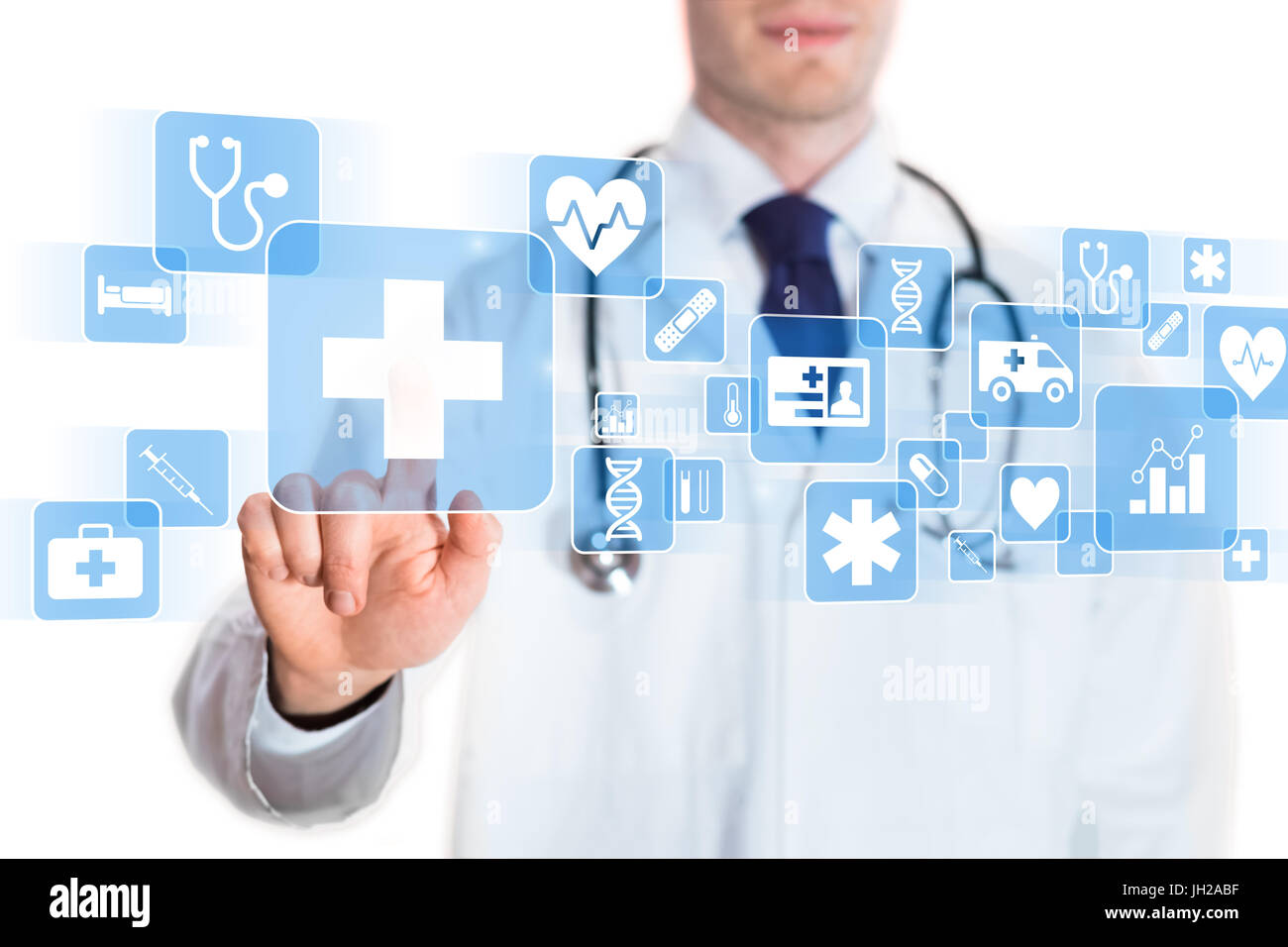 Doktor der Medizin zeigt Symbole der Gesundheitsversorgung auf einem digitalen Bildschirm, isoliert auf weißem Hintergrund Stockfoto