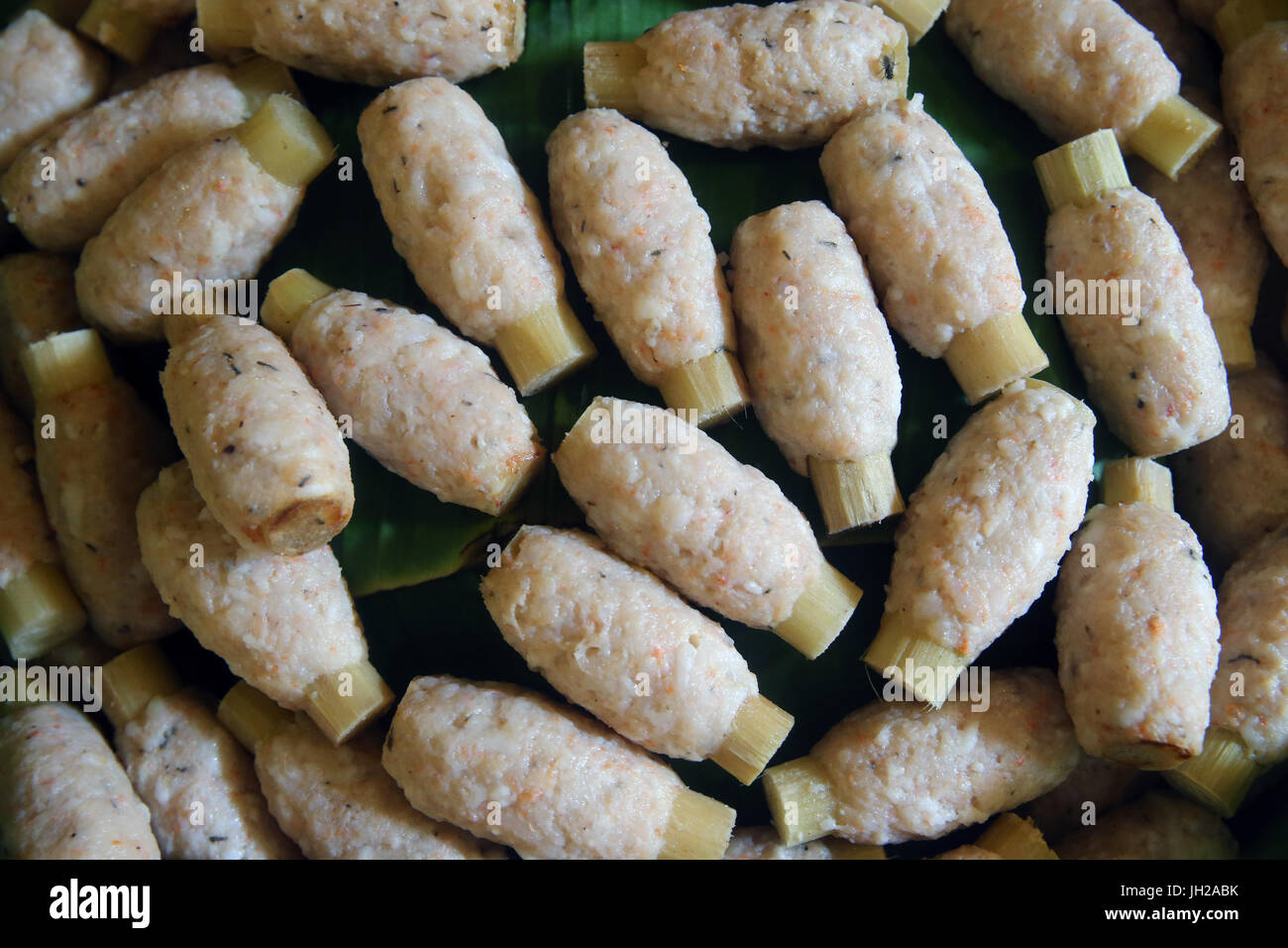 Vietnamesisches Restaurant. Gegrillte Garnelen auf Zuckerrohr-Sticks einfügen. Ho-Chi-Minh-Stadt. Vietnam. Stockfoto