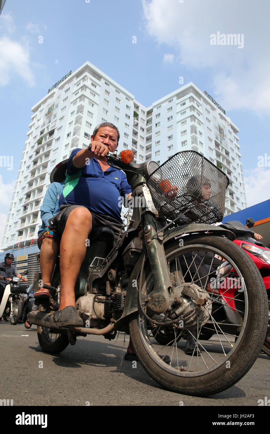Mann auf einem Motorrad auf Saigon Street. Vietnam. Stockfoto