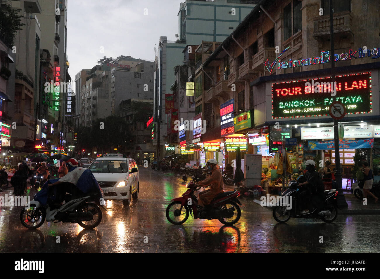 Schweren Monsunregen. Motorroller auf Saigon Street. Vietnam. Stockfoto