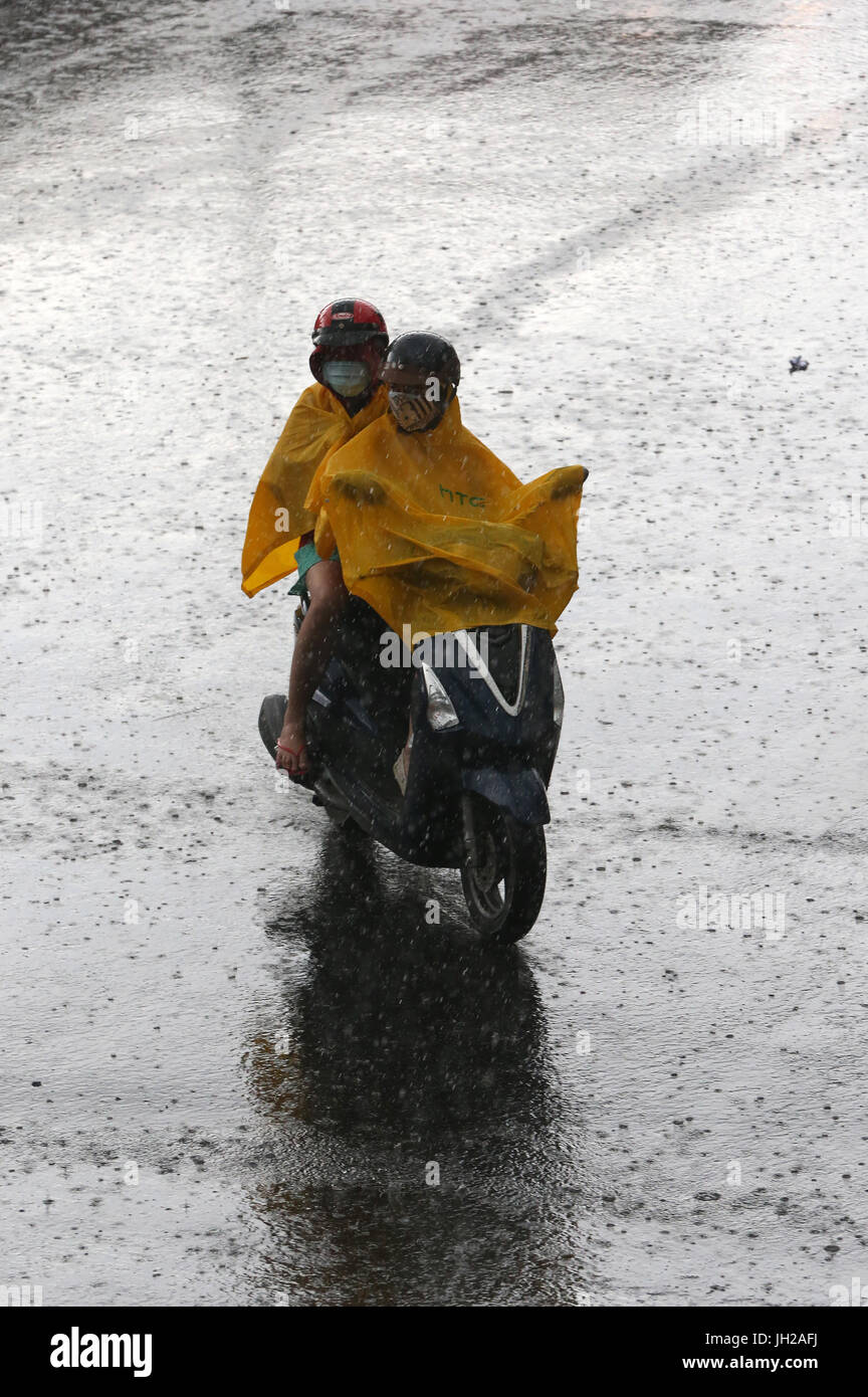 Schweren Monsunregen. Motorroller auf Saigon Street. Vietnam. Stockfoto