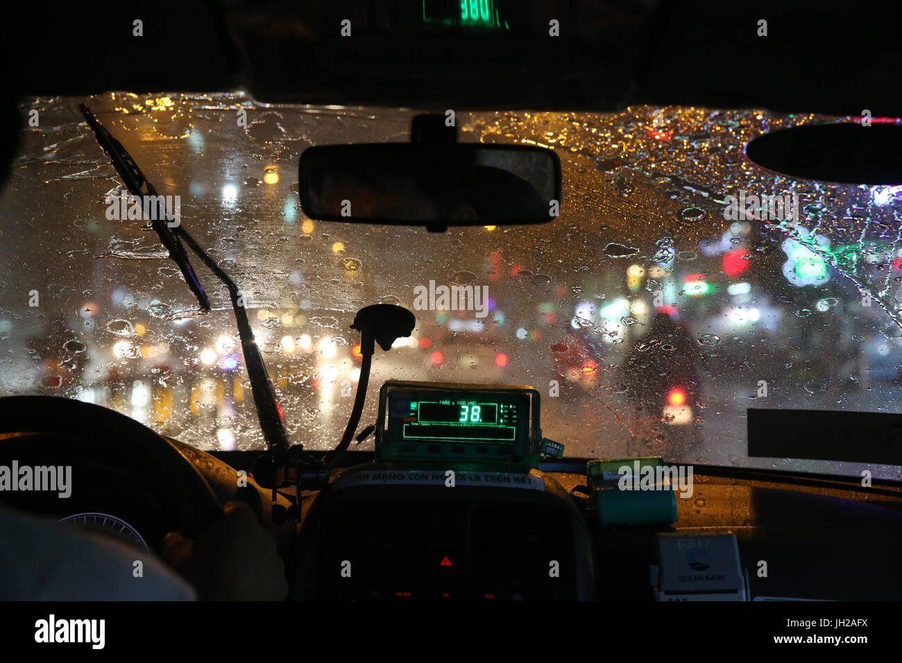 Schweren Monsunregen in Saigon Street. In ein Taxi.  Vietnam. Stockfoto