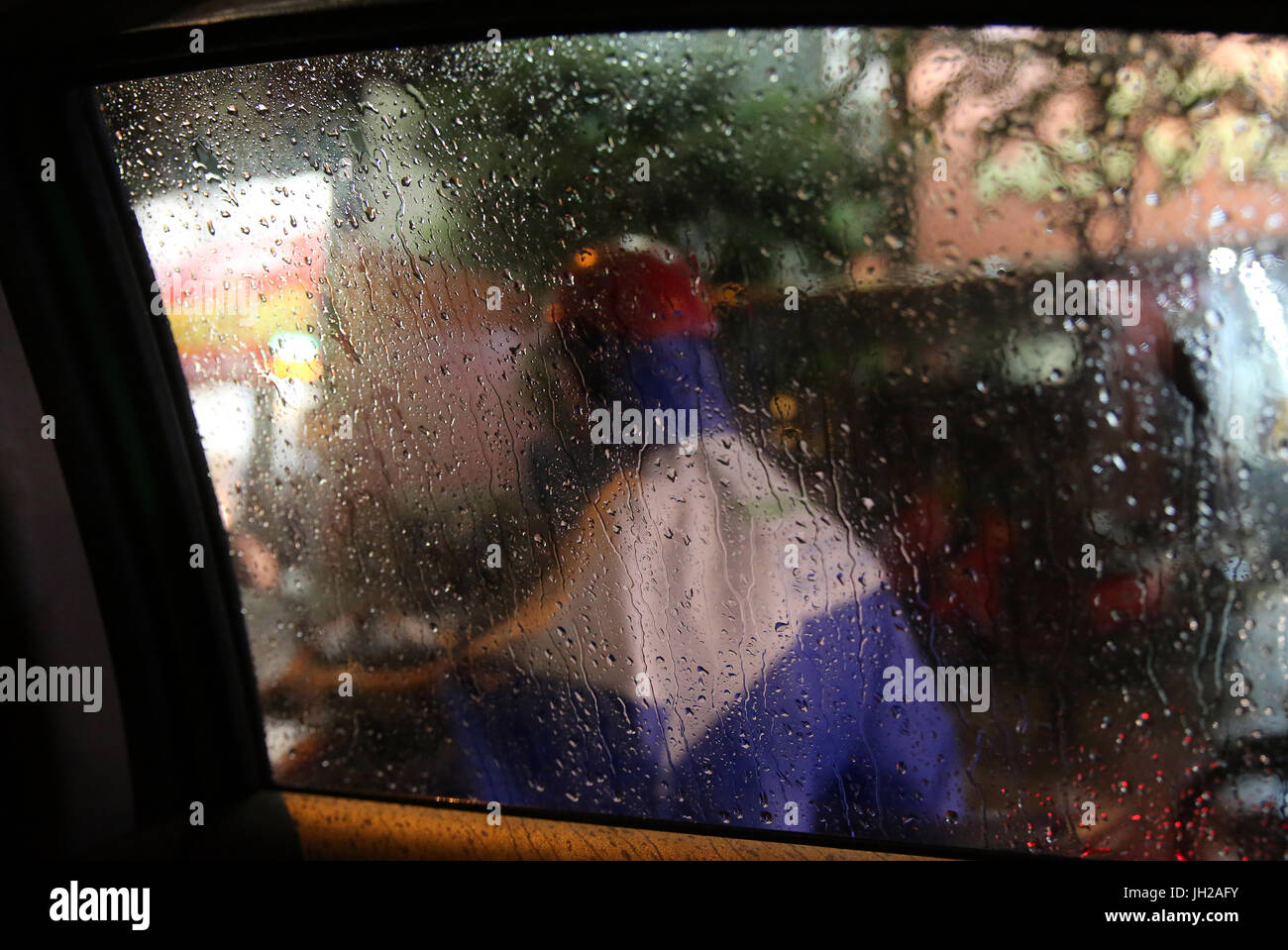 Schweren Monsunregen in Saigon Street. In ein Taxi.  Vietnam. Stockfoto