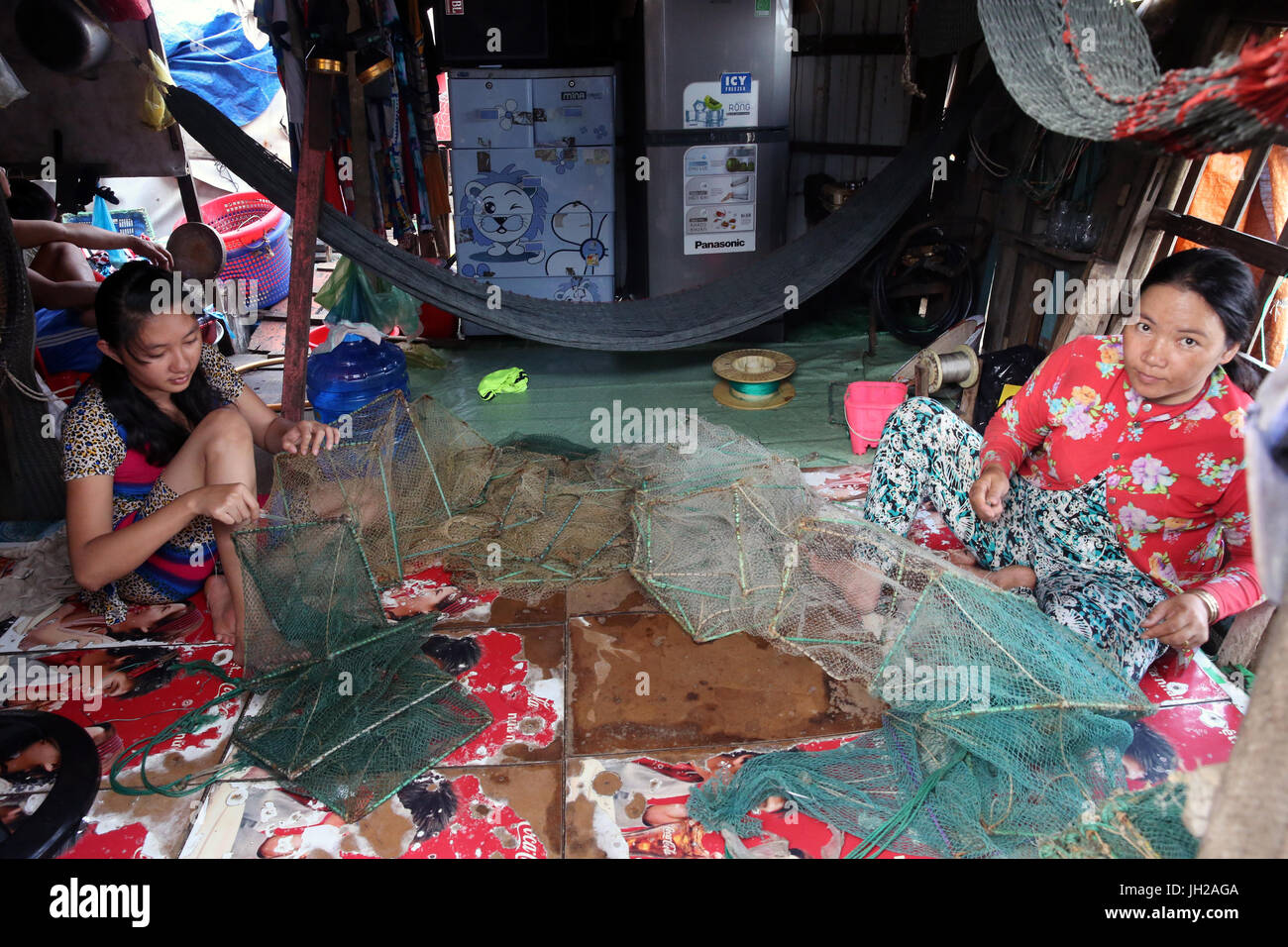 Frauen Vorbereitung ein Fischernetz. Vietnam. Stockfoto