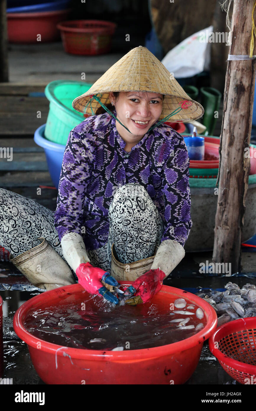 Vung Tau Fischmarkt.  Frau-Art mit fangfrischem Fisch.  Vietnam. Stockfoto