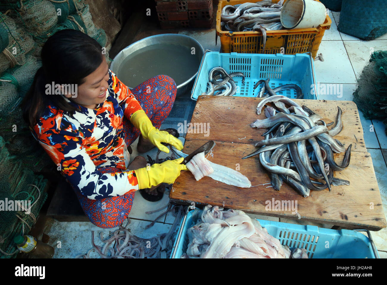 Vung Tau Fischmarkt.  Frau-Art mit fangfrischem Fisch.  Vietnam. Stockfoto