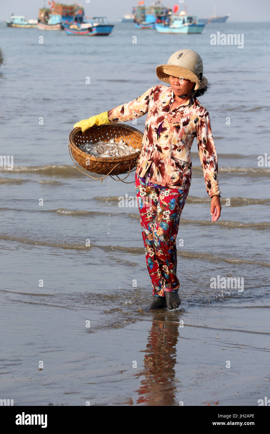 Vung Tau Strand. Angelboote/Fischerboote. Frau Sortierung Fischen zu fangen.  Vietnam. Stockfoto