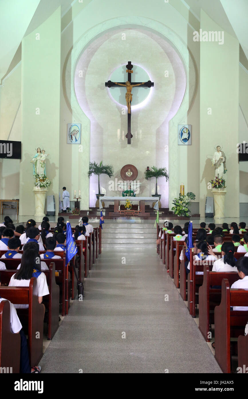 Katholische Kirche.  Liturgie des Wortes mit Kindern am Sonntag Mass.  Ho-Chi-Minh-Stadt. Vietnam. Stockfoto