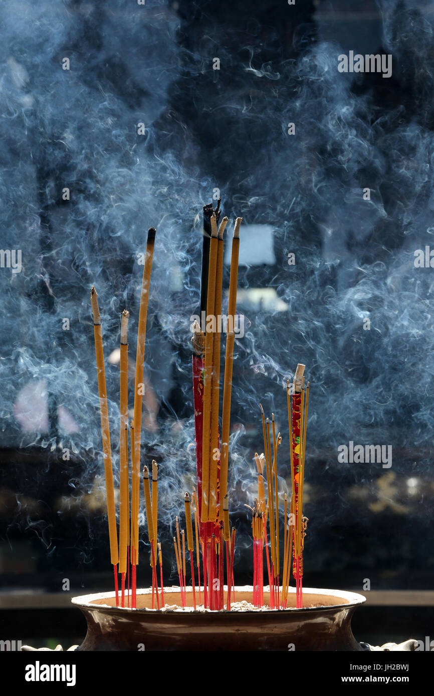 Der taoistische Tempel. Phuoc eine Hoi Quan Pagode. Räucherstäbchen Räucherstäbchen Topf brennen und Rauchen Verwendung für Zahlen Respekt zum Buddha. Ho-Chi-Minh-Stadt. V Stockfoto