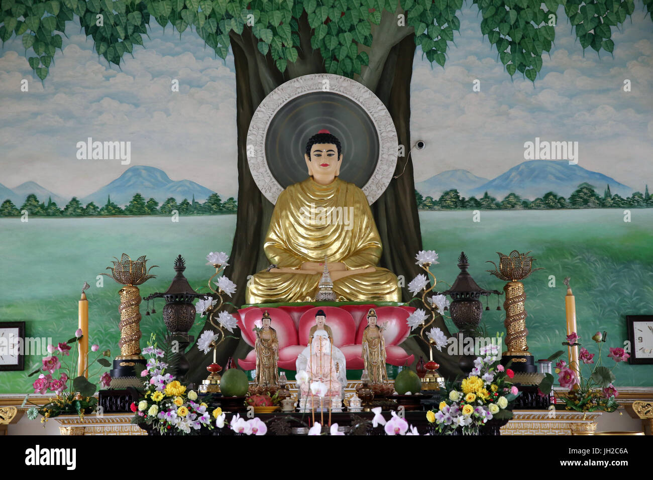 Chua Phat Bao buddhistischen Tempel. Haupthalle. Buddhastatue sitzend auf Lotusblüte in der Meditation Pose.  Ho-Chi-Minh-Stadt. Vietnam. Stockfoto