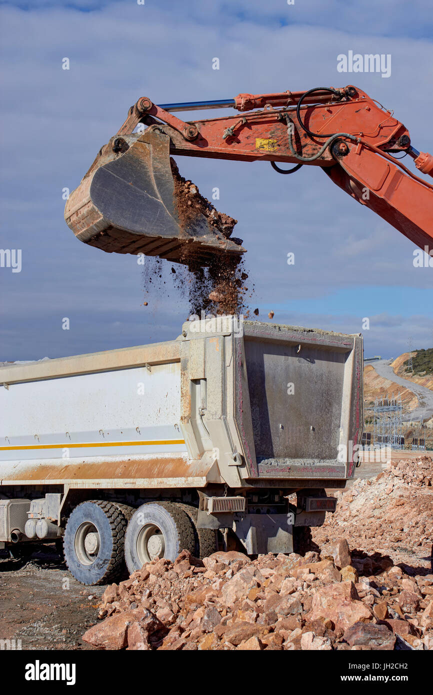 Planierraupe Sand in den LKW geladen Stockfoto