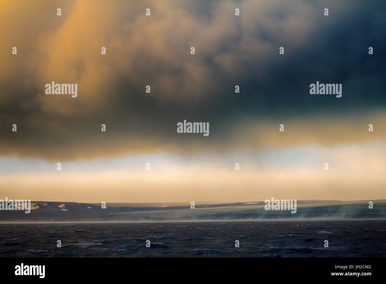 Hurrikan (Bora) in der arktischen Karasee auf Nowaja Semlja-Archipel. Kalter Wind fließt vom Gletscher mit großer Geschwindigkeit (58 Meter pro Sekunde) Stockfoto