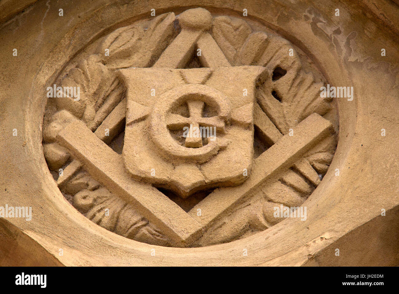 Quadrat und Zirkel auf der Fassade von der Freimaurer-Tempel in der Stadt Durham, England. Das Symbol ist verbunden mit der Freimaurerei. Stockfoto