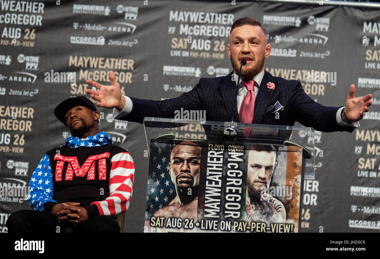 Los Angeles, USA. 11. Juli 2017. UFC-Kämpfer Conor McGregor (R) spricht während einer Pressekonferenz im Staples Center in Los Angeles, USA am 11. Juli 2017. Conor McGregor kämpfen mit Boxer Floyd Mayweather Jr. in einem Boxkampf in Las Vegas am 26. August. Bildnachweis: Zhao Hanrong/Xinhua/Alamy Live-Nachrichten Stockfoto
