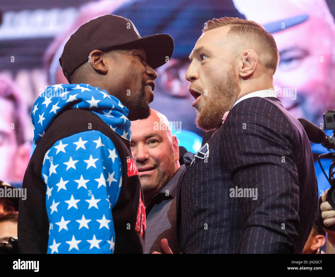 Los Angeles, USA. 11. Juli 2017. Boxer Floyd Mayweather Jr. (L) Gesichter off UFC Kämpfer Conor McGregor während einer Pressekonferenz im Staples Center in Los Angeles, USA am 11. Juli 2017. Floyd Mayweather Jr. kämpfen mit Conor McGregor in einem Boxkampf in Las Vegas am 26. August. Bildnachweis: Zhao Hanrong/Xinhua/Alamy Live-Nachrichten Stockfoto