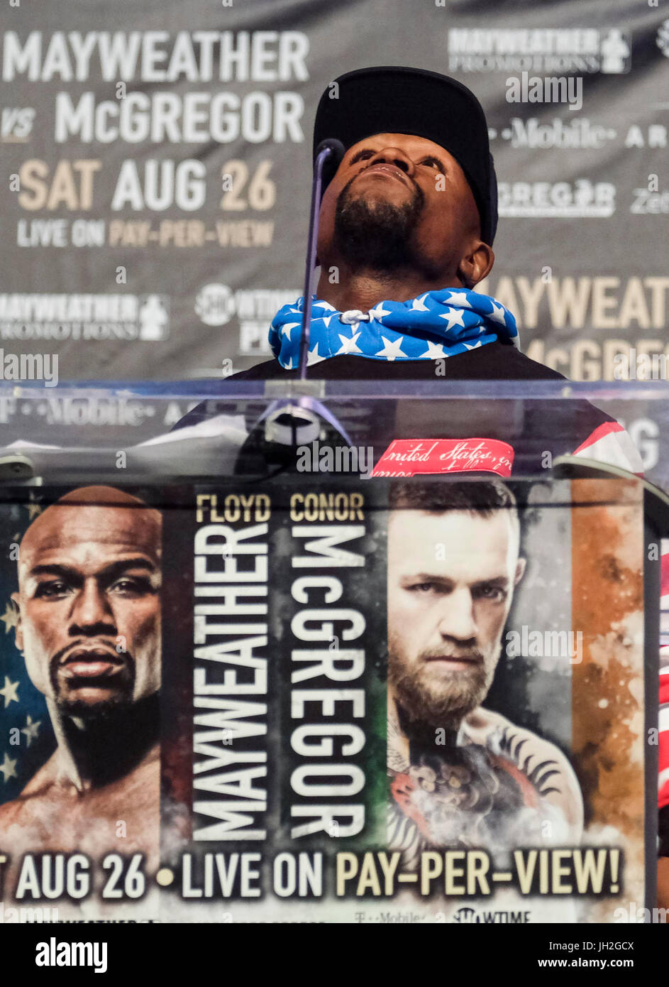 Los Angeles, USA. 11. Juli 2017. Boxer Floyd Mayweather Jr. sucht während einer Pressekonferenz im Staples Center in Los Angeles, USA am 11. Juli 2017. Floyd Mayweather Jr. und Conor McGregor kämpfen in einem Boxkampf in Las Vegas am 26. August. Bildnachweis: Zhao Hanrong/Xinhua/Alamy Live-Nachrichten Stockfoto