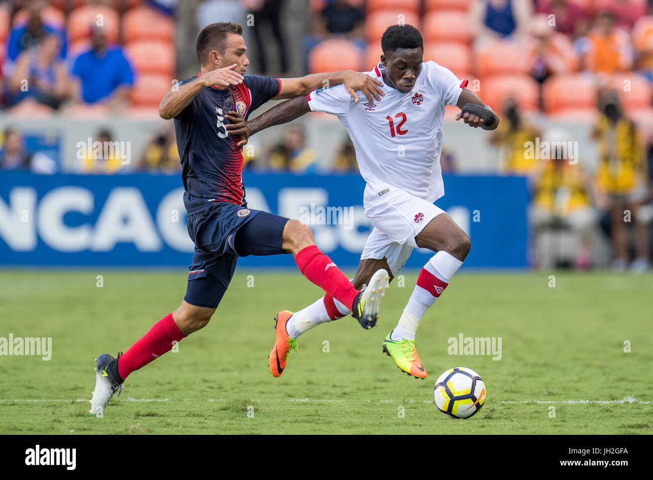 Houston, Texas, USA. 11. Juli 2017. Kanada-Mittelfeldspieler Alphonso Davies (12) und Costa Rica Verteidiger Kenner Gutiérrez (5) Kampf um den Ball im 1. Halbjahr ein internationales CONCACAF Gold Cup Fußball zwischen Kanada und Costa Rica BBVA Compass-Stadion in Houston, TX am 11. Juli 2017 übereinstimmen. Das Spiel endete mit einem 1: 1-Unentschieden. Bildnachweis: Trask Smith/ZUMA Draht/Alamy Live-Nachrichten Stockfoto